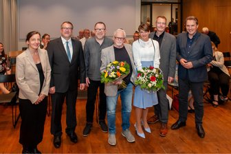 Preisverleihung in Mittweida: Kurzgeschichten-Wettbewerb wird zum Literaturfest - Beigeordnete Anke Hamann, Kultursekretär Thomas Scheumann (v.l.), OB Ralf Schreiber und Landrat Sven Krüger (v. r.) gratulieren Annika Ehnert, Markus Helmut Brückner (M.) und Steffen Wollmerstädt.