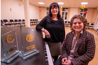 Preisverleihung setzt Glanzlicht bei Adventskonzert des Vogtlandkonservatoriums in Plauen - Petra Lucaciu und Friedrich Hofmann.