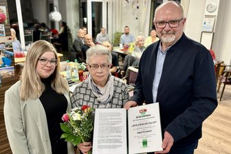 Preiswürdig: Erzgebirgerin öffnet ihr Herz für einsame Menschen - Ingrid Porstmann (Mitte) bekam von Frank Tröger, dem Bürgermeister von Raschau-Markersbach, den „Emmlertaler“ überreicht. Der Preis ehrt ihr Engagement im Freundeskreis „Gut Förstel“ um Vorsitzende Luisa Friedrich aus Grünhain.