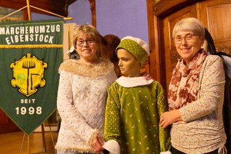 Preiswürdige Tradition: Erzgebirge ehrt Macher des Märchenumzugs - Der Prinz vom Rapunzel ist nur eine der unzähligen Märchenfiguren beim Märchenumzug in Eibenstock – im Bild: Undine Göbler (l.) und Monika Jung.