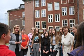 Preiswürdiger Austausch zwischen Schülern zweier Länder - Schüler und Lehrer der Europäischen Oberschule in Hartmannsdorf sind für ihr Engagement im Austausch mit Schülern und Lehrkräften einer Schule in Tschechien vom Verein Europäische Bewegung Sachsen mit dem Sächsischen Europapreis ausgezeichnet worden. Zur Ehrung kamen SPD-Landtagsabgeordnete und Sprecherin für Europa, Hanka Kliese (zweite von links), und Schulleiterin Katrin Kühn (dritte von rechts) mit Schülern ins Gespräch.