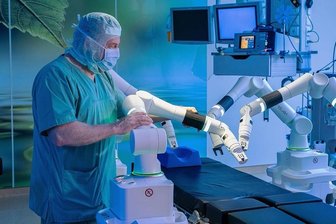 Premiere am Chemnitzer Klinikum: Roboter entfernt Lungentumor - Am Klinikum Chemnitz wird nun mit dem chirurgischen Robotersystem Versius operiert. Das Foto zeigt Professor Lutz Mirow, Chefarzt der .Klinik für Allgemein- und Viszeralchirurgie, mit dem System vor der Inbetriebnahme.