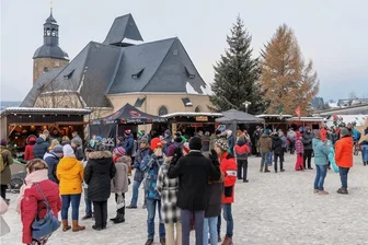 Premiere am Lotterhof in Geyer: Weihnachtsmarkt lockt Besucher auf Terrassen - Die Premiere des Weihnachtsmarkts am Lotterhof in Geyer lockte bereits am Sonnabendnachmittag viele Besucher an. 