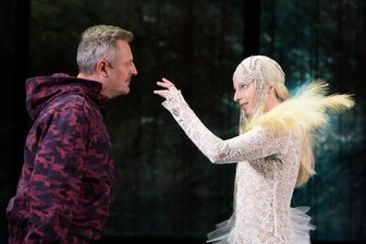 Premiere am Nationaltheater: Weimar zeigt Rimsky-Korsakows selten gespielte Oper "Der goldene Hahn" - Tadas Girininkas als König Dodon und Ylva Stenberg als Königin von Schemacha in "Der goldene Hahn".