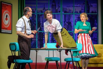 Premiere am Schauspiel Chemnitz: Hinter der Hausfrauenfassade schlummert das Böse - Die Fünfzigerjahre sind zurück (v. l.): Phillip Otto als Zeitungsmacher Robert, Charlotte Hovenbitzer (Sekretärin Susy) und Cordula Hans (Hausfrau Jenny) in „Kleine Verbrechen unter Liebenden“.