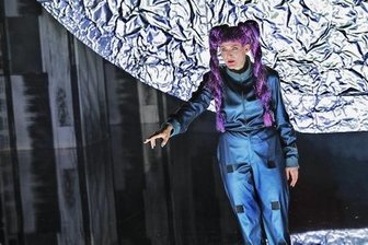 Premiere am Schauspiel Leipzig: Enrico Lübbe schießt "Luna Luna" aus der Umlaufbahn - Lisa-Katrina Mayer in "Luna Luna" am Schauspiel Leipzig.