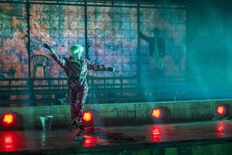 Premiere am Schauspiel Leipzig: Wo „Der Sturm“ seine Kraft verliert - Szene aus „Der Sturm“.von William Shakespeare in der Fassung von Adewale Teodros Adebisi am Schauspiel Leipzig. Im Bild Markus Lerch, Larissa Aimée Breidbach.