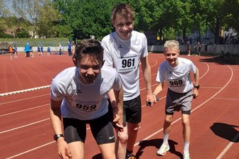 Premiere an der Donau: Junge Freiberger Leichtathleten fahren zur DM nach Ulm - Vorfreude auf die DM: Nils Wagner (M.) und Finley Max Wolf (r.), hier bei einem früheren Wettkampf mit Alexander Tschikov vom Freiberger PSV.
