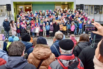 Premiere auf dem Kaßberg: Erstes Open-Air-Konzert vor der Grundschule - Die Chorkinder der Pablo-Neruda-Grundschule bei einem Konzert-Experiment am Freitag vor der Schule.