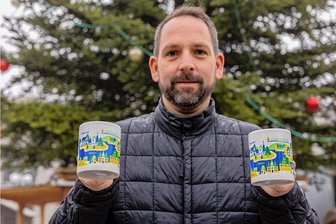 Premiere auf dem Rodewischer Weihnachtsmarkt: Glühwein gibt's in der neuen Göltzschtal-Tasse - Christian Günther, Manager des Mittelzentralen Städteverbundes Göltzschtal, mit den neuen Tassen. Die Gestaltung der Trinkbecher folgt dem Konzept des Städteverbundes: Jede Mitgliedskommune ist darauf mit einem bekannten Gebäude in stilisierter Form vertreten: Rodewisch mit der Schlossinsel, Falkenstein mit dem Trützschler-Schloss, Auerbach mit dem Schlossturm und Ellefeld mit dem Oberen Schloss.