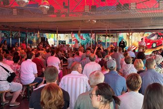 Premiere auf der Annaberger Kät: Was Gott und Glaube mit dem größten Volksfest im Erzgebirge verbindet - Erstmals fand ein Autoscooter-Gottesdienst auf der Annaberger Kät statt.