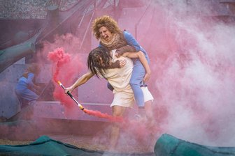 Premiere auf der Küchwaldbühne: Im Dschungel lauert die Diktatur - Alexander Ganz-Kuhl (Mowgli, unten), Saniia Bludova (Jungwolf) in „Das Dschungelbuch“. Das Stück wird in diesem Jahr auf der Küchwaldbühne als Sommerstück gegeben.