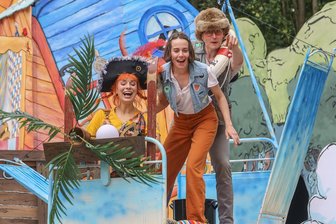 Premiere auf der Küchwaldbühne in Chemnitz: Hinter den Kulissen von „Pippi und die sieben Meere“ - Richard Koppermann (Tommy), Vera Cosima Gutmann (Pippi) und Alida Bohnen (Annika) beim Erblicken die Flaschenpost von Pippis Vater. Das Stück „Pippi auf den Sieben Meeren“ hat seine Premiere am 8. Juni auf der Küchwaldbühne.