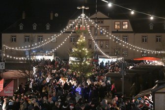 Premiere auf Weihnachtsmarkt in Lugau kommt bei Besuchern gut an – Sicherheitsmaßnahmen nach Anschlag in Magdeburg verstärkt - Der Weihnachtsmarkt in Lugau ist am Wochenende gut besucht gewesen.