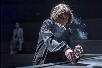 Premiere: Aufrüttelnde Inszenierung am Theater Plauen-Zwickau zum NSU - Katja (Johanna Franke) ist verzweifelt, denn sie wird nicht gehört.
