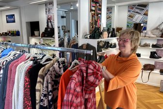 Premiere bei Peters: Im Reichenbacher Schuhhaus gibt‘s jetzt auch Damenmode - Heike Peters im Reichenbacher Schuhhaus Peters: „Ich habe lange gesucht, bis ich die passenden Firmen gefunden habe.“