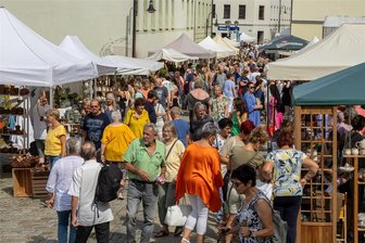 Premiere beim 28. Auerbacher Töpfermarkt: Wie eine Friseurmeisterin für neue Angebote sorgt - Geschätzte 10.000 Besucher stöberten am Wochenende auf dem Auerbacher Altmarkt in 55 Töpferständen und dem neuen Passagenmarkt.