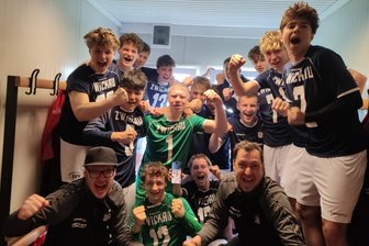 Premiere beim FSV Zwickau: Nachwuchs führt in drei Altersklassen die Fußball-Landesliga an - So freuten sich die B-Junioren des FSV Zwickau über ihren 3:2-Auswärtssieg bei der BSG Chemie Leipzig.