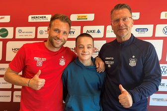 Premiere beim FSV Zwickau: Was ein „Freie Presse“-Praktikant bei seiner ersten Pressekonferenz erlebte - FSV-Kapitän Mike Könnecke (links) und Zwickau-Trainer Rico Schmitt (rechts) nahmen Schülerpraktikant Filipp Kramer nach der Pressekonferenz für ein Erinnerungsfoto in die Mitte.