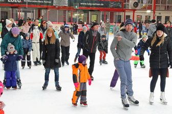 Premiere: Crimmitschau lädt zur 1. Flirtparty auf dem Eis ein - Am Abend des Valentinstages gehört das Kunsteisstadion flirtwilligen Singles.