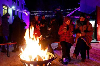 Premiere der „Langen Lungscher Lühweinnacht“: Partyfans trotzen der Kälte - Plätze am Feuer waren bei der „Langen Lungscher Lühweinnacht“ am Samstagabend gefragt.