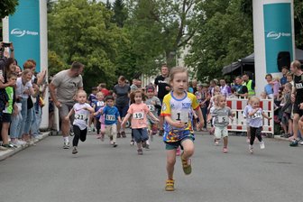 Premiere des Dreitannenlaufs im Erzgebirge wird zum Fest für Läufer und Zuschauer - Sie rannte beim Bambinilauf der Mädchen vorneweg und gewann: die fünfjährige Pauline aus Chemnitz.
