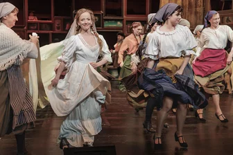 Premiere des Musicals „Anatevka“ in Plauen: Bühnenbild berührt Herz und Verstand - Julia Hell (Mitte) spielt Zeitel mit viel Frohsinn und Hingabe.
