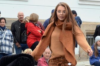 Premiere des Treuener Spätsommerfests übertrifft die Erwartungen - Auf dem einen Hauptveranstaltungsort des Spätsommerfestes, dem Treuener Markt, fand am Sonntag eine Modenschau statt...