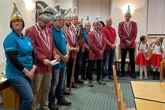Premiere: Drei Faschingsvereine wandern gemeinsam in Bienenmühle - Die Jecken vom RBC bei der Schlüsselübernahme im vergangenen Jahr im Rathaus.