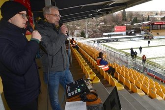 Premiere für Fan-Radio in Auerbach - Auch wenn sie nicht miteinander verwandt sind: Marcus Schädlich (links) und Bernd Schädlich gaben ein gutes Kommentatoren-Duo ab. 