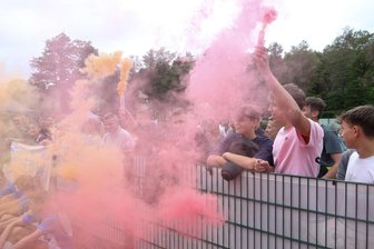 Premiere für Abi-Cup im Oberen Vogtland: Party, Plakate und ganz viel Pyrotechnik - Markneukirchener Fans unterstützen die Mannschaft vom Gymnasium Markneukirchen.