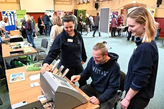 Premiere für Aktivmesse in Mittweida: Wiederholung geplant - Dirk Fanselow macht bei Josefine Hellriegel (l.) und Laura Böttger von ProAgil einen Test zur kognitiven Flexibilität.