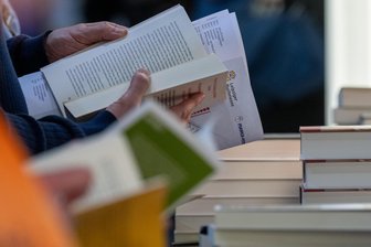 Premiere für Buchmesse im Erzgebirge: Das erwartet Besucher am Wochenende - Eine Messe für alle Literaturfreunde ist der „Bücherfrühling“ in Schneeberg.