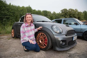 Premiere für „Cars & Cocktails“: 800 Besucher feiern Tuning-Gemeinschaft in Oelsnitz - Susan Grimm kam mit ihrem Mini Cooper-Auto zum Tuning-Treffen nach Oelsnitz.