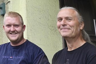 Premiere für Dart-Event in Klingenthal - Organisator Christoph Dietzsch (links) und Gambrinus-Chef Tino Süß.