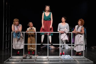 Premiere für „Die schöne Susanne“ am Chemnitzer Fritz-Theater: Zwischen Wunsch- und Alptraum - Ildikó Eszter Frank, Silvia Klemm, Alexia Gales, Isabelle Weh und Alica Weirauch (v. l.) zwischen Hoffnungen und Alpträumen im Stück "Die schöne Susanne".
