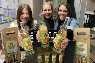 Premiere für die Wiesenlimo Tausendschön: „Ein Schluck Vogtland aus der Flasche“ - kreiert von sieben Frauen - Auch so geht Vogtland. Madlien Döhler-Müller, Frederike Eisenkolb und Marlen Preßler (von links) mit der Wiesenlimo Tausendschön. Eine neues Produkt und eine neue Marke, die von Lengenfeld aus ihren Siegeszug antreten soll.