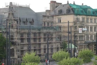 Premiere für Film zum Carola-Hotel - Letzte Aufnahme: Das Hotel "Carola" (rechts) neben der Villa Zimmermann an der Bahnhofstraße kurz vor seinem Abriss im Jahr 2007.