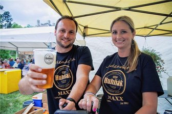 Premiere für kleine Brauerei beim Bierfest in Bärenstein/Weipert - Aneta und Zdenèk Myslivecek aus Černošice bei Prag hatten ihr Craftbeer dabei.