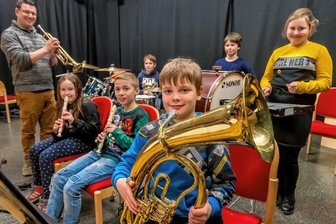 Premiere für musikalischen Ferienkurs - Unter Leitung von Enrico Schuhmann (l.) haben Jungen und Mädchen erste Erfahrungen im Orchesterspiel gesammelt.