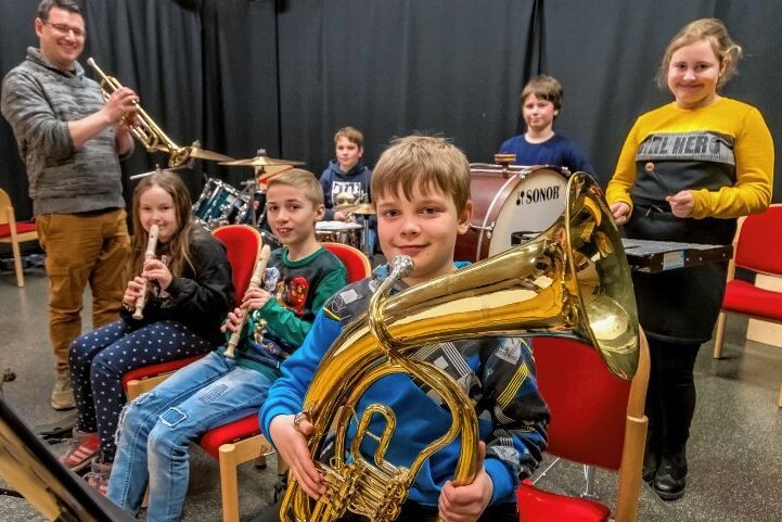 Premiere für musikalischen Ferienkurs - Unter Leitung von Enrico Schuhmann (l.) haben Jungen und Mädchen erste Erfahrungen im Orchesterspiel gesammelt. 