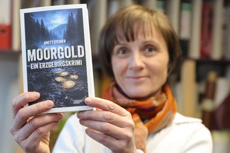 Premiere für neuen Erzgebirgskrimi in Thalheim: Autorin liest aus „Moorgold“ - Autorin Anett Steiner mit ihrem Erzgebirgskrimi „Moorgold“.