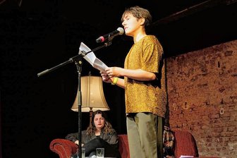 Premiere für neues Poetry-Slam-Format im Weltecho Chemnitz - Linux Wedemeyer bei einem Auftritt 2022.