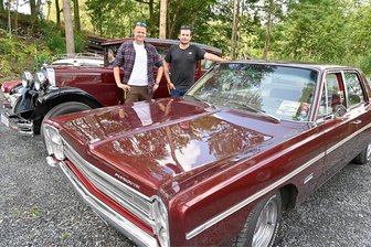 Premiere für Oldtimer-Treff in Gunzen geglückt - Die Organisatoren des Oldtimer-Treffen Sebastian Schneider (rechts) und Tom Penzel.