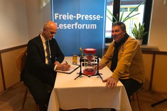 Premiere für politisches Speed-Dating in Netzschkau - Bürgermeister Mike Purfürst (Gewerbeverein) mit Bürger Reinhard Pusch (rechts im Bild) beim politischen Speed-Dating der "Freien Presse" vor der Bürgermeisterwahl in Netzschkau..