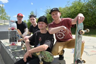 Premiere für Skatecontest in Schneeberg - Sind beim Skatecontest mit dabei gewesen (v.l.) Kevin Holtkamp aus Eibenstock (39), Martin Hansch aus Schneeberg (24), Markus Mau aus Schneeberg (24) und Jerome Schmidt aus Schneeberg (24).