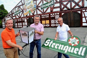 Premiere für "Sternquell Wiesn": Das Riesenzelt für Plauens Oktoberfest steht - Geschäftsführer Jan Gerbeth, Wiesn-Organisator Michael Schmid und Marketingleiter Thomas Münzer (von links) fiebern bereits der Premiere des neuen Sternquell-Bierfestes entgegen.