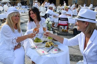 Premiere für Tafelrunde ganz in Weiß -