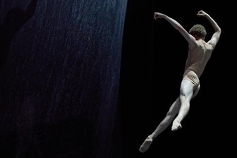 Premiere für „Vice Versa“ an der Semperoper: Getanztes Philosophieren - Joseph Ducille in „November“ an der Semperoper.