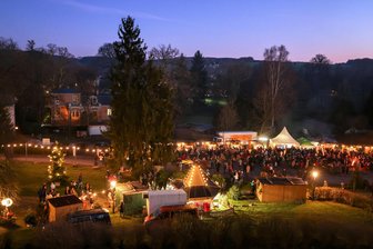 Premiere für Weihnachtsmarkt in der Mittelstadt in Waldenburg: So fällt das Fazit aus - Großer Andrang: So sah es am späten Samstagnachmittag mit Einbruch der Dämmerung auf dem Weihnachtsmarkt aus.